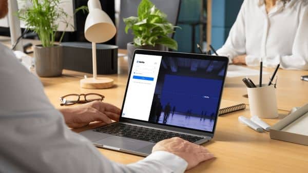 Profissional acessa a plataforma de gestão documental digital McFile em um notebook para organizar e proteger documentos corporativos,