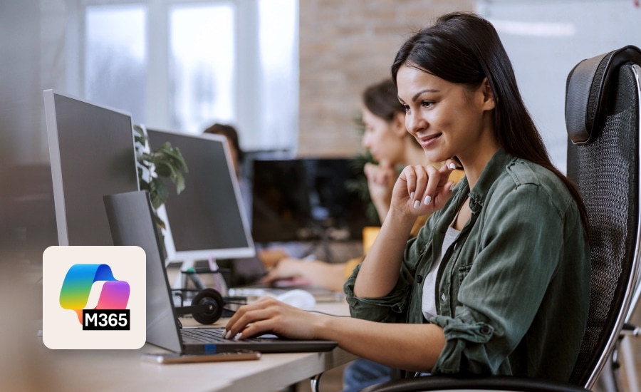 mulher trabalhando em computador desktop com logo microsoft 365 sobreposto