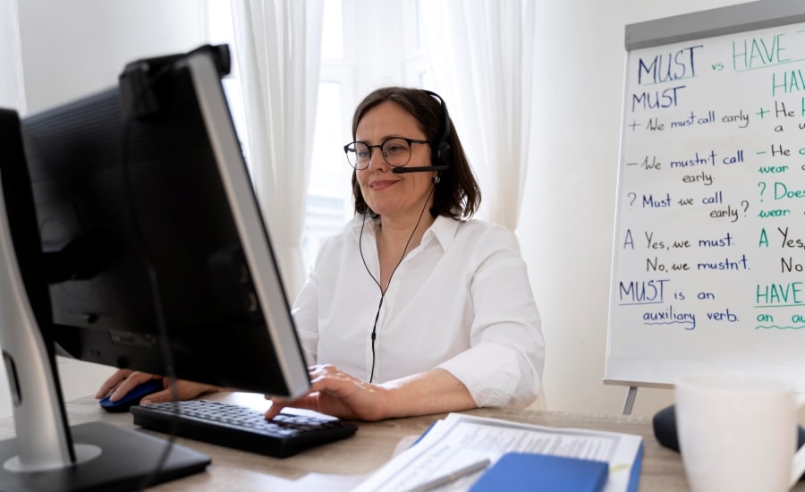 mulher trabalhando em computador na administração de uma instituição de ensino