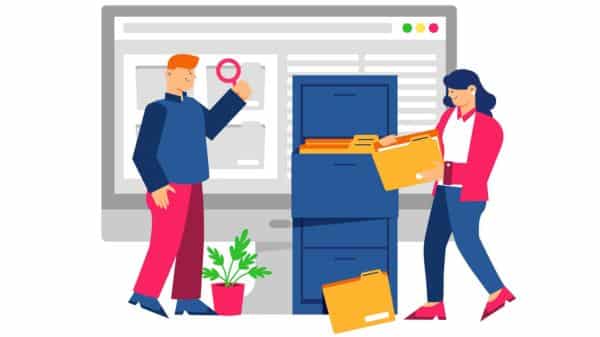 Ilustração de duas pessoas organizando documentos em um arquivo digital, com pastas e gaveteiro à frente de uma interface de computador.
