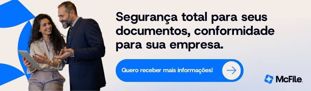Banner publicitário da McFile mostrando dois profissionais conversando enquanto olham um tablet, com frase sobre segurança e conformidade documental e botão “Quero receber mais informações!”.