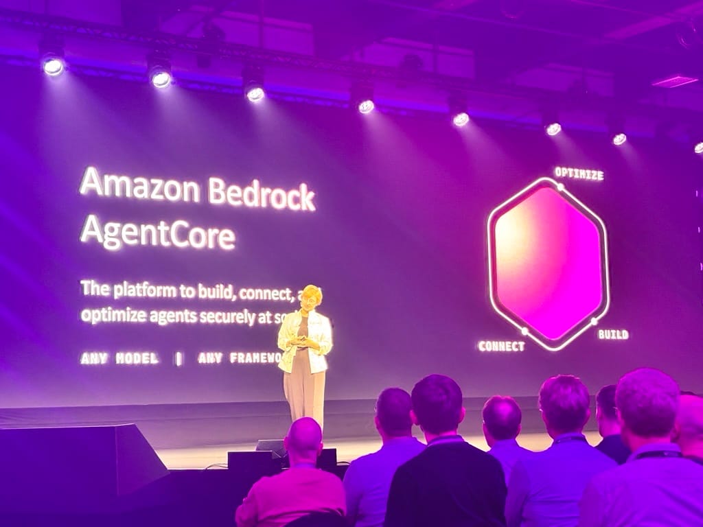 Slide do Amazon Bedrock AgentCore apresentado na AWS Summit em Zurique, com o subtítulo sobre a plataforma para construir, conectar e otimizar agentes de IA com segurança e em escala